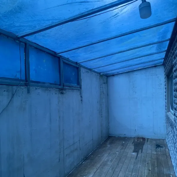 벽면 얼룩이 일부 남아 있는 정리 중인 베란다