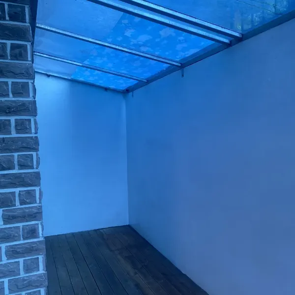 오염이 정리되어 깨끗해진 벽돌 기둥 옆 벽면과 마루 바닥