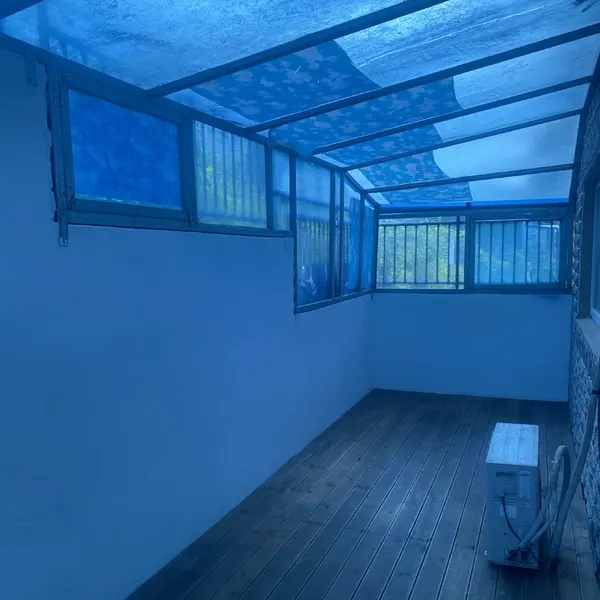 창과 실외기가 있는 베란다의 정리된 벽면