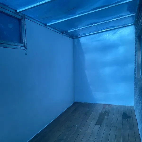 모서리 벽면이 정리된 베란다