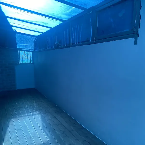 정리된 긴 베란다의 벽면과 마루 바닥